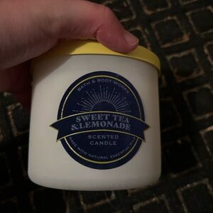 Bath & Body Works Sweet Tea & Lemonade Candle - White and Yellow